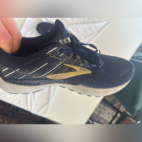 Brook’s running shoes - men’s - size 10 - like new, lightly used - Picture 8 of 9